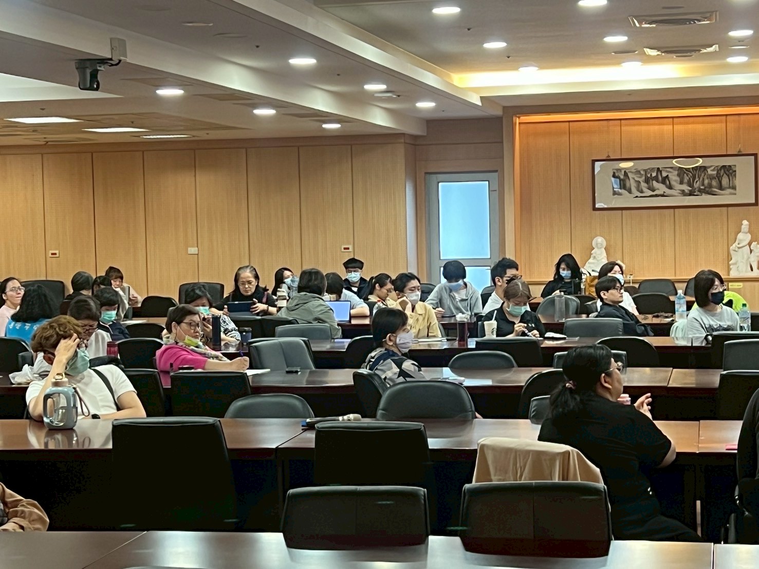 認真上課聽講的學員們