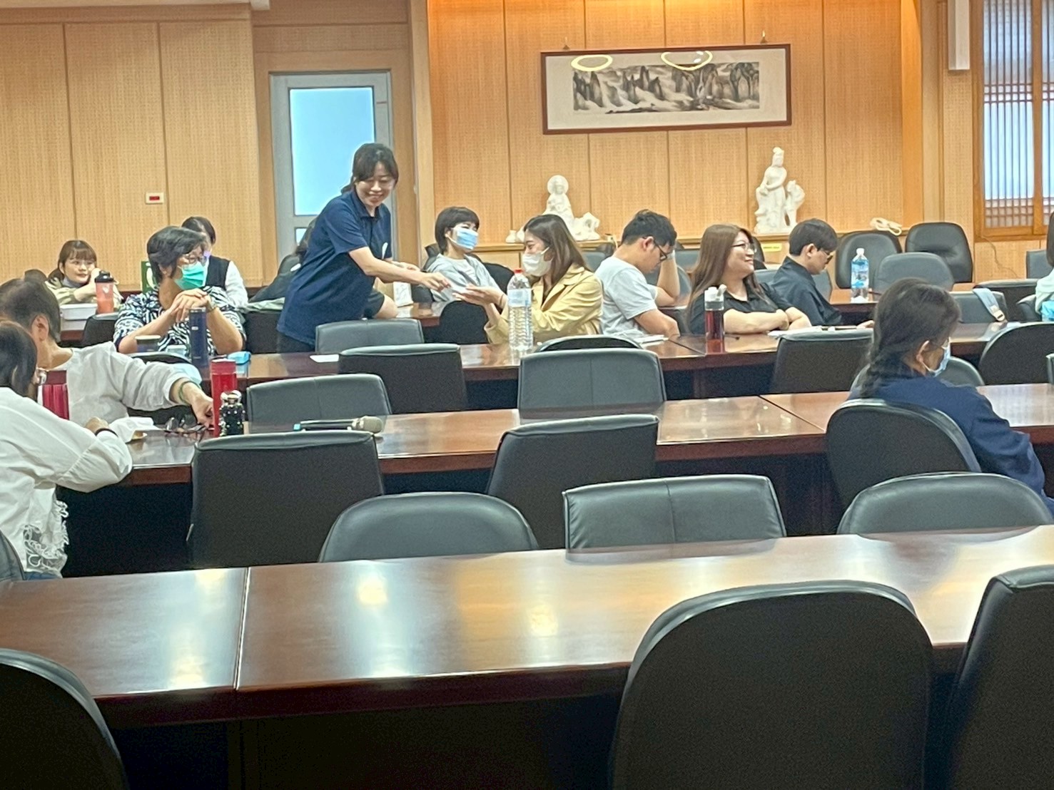 與講師互動，並贈送講師自備小禮物