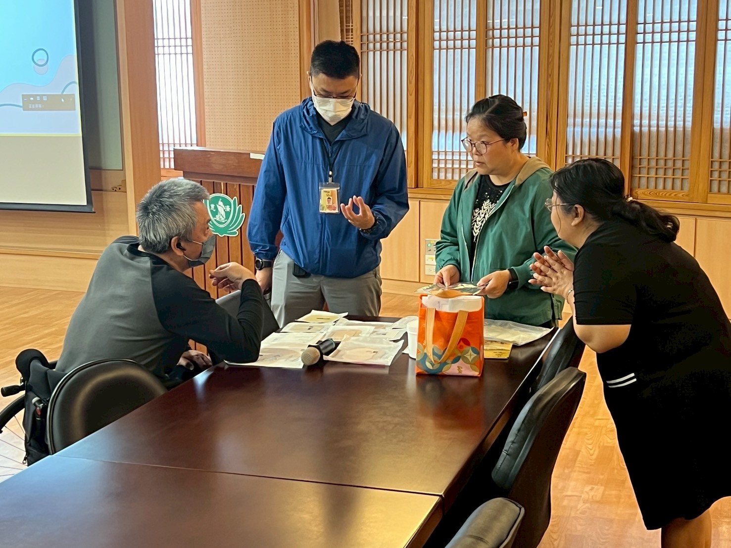 課間休息，學員與講師討論上課內容